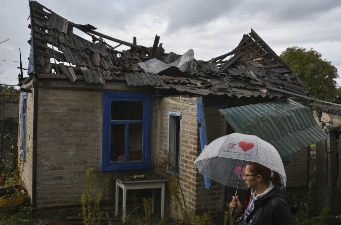 Dvadsaťdvaročná miestna obyvateľka Jekaterina stojí vedľa svojho rodinného domu, ktorý zničil nočný útok ruskej armády v meste Kramatorsk v Doneckej oblasti. Foto - TASR/AP