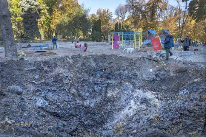 Kráter pri detskom ihrisku v Kyjive po tohtotýždňovom ruskom útoku. Foto - TASR/AP