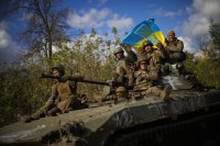 Ukrajinskí vojaci na obrnenom vozidle medzi Iziumom a Lymanom. Foto - TASR/AP