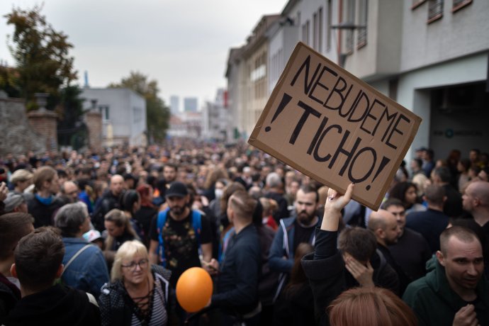 Ľudia na Zámockej ulici počas protestu. Foto N - Tomáš Benedikovič