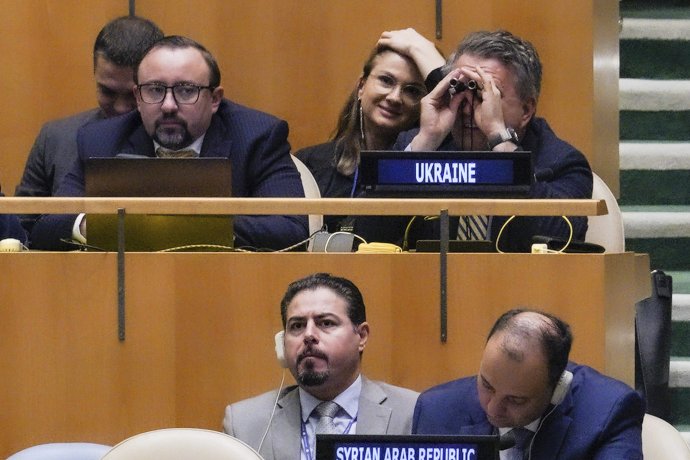 Ukrajinský veľvyslanec pri OSN Serhij Kyslytcja s ďalekohľadom sleduje výsledok hlasovania. Foto - TASR/AP