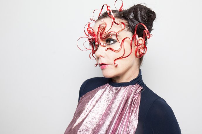 Stále neprehliadnuteľná - ku každému novému albumu patrí nová vizuálna identita Björk. Foto - One Little Indian
