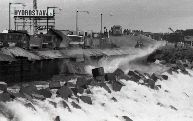 Napúšťanie nového koryta Dunaja koncom októbra 1992. Foto - TASR