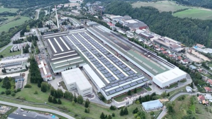 Nová plánovaná slnečná elektráreň na streche ťahárne rúr Železiarní Podbrezová Vizualizácia - Železiarne Podbrezová