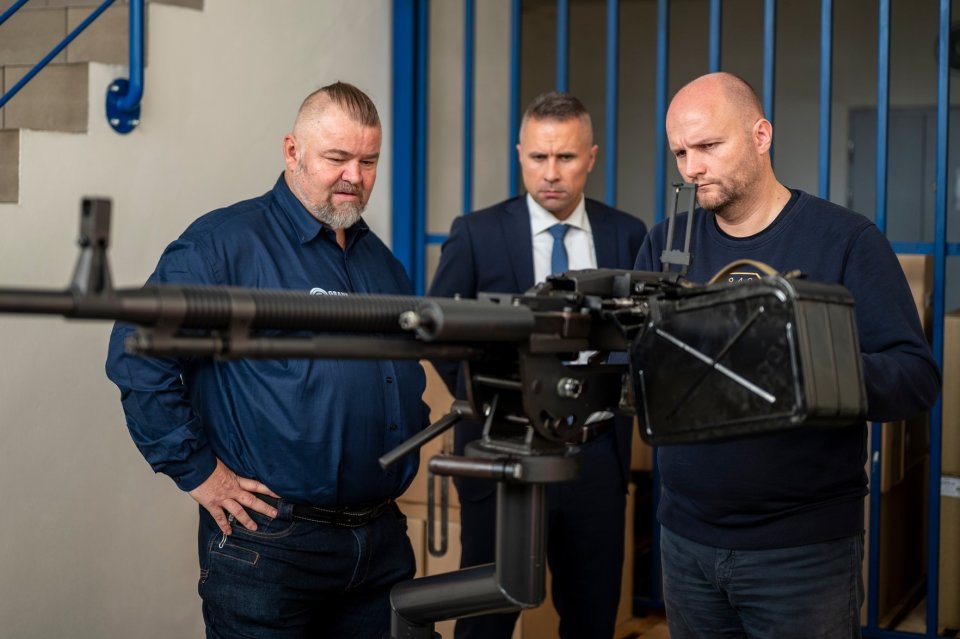 Jaroslav Kuracina (vľavo) vo štvrtok privítal vo svojej firme ministra obrany Naďa i štátneho tajomníka Majera. Foto - Grand Power