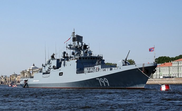 A Makarov admirális fregatt 2018-as formájában. Ez a hajó is a célpontok egyike volt. Fotó – Wikipédia
