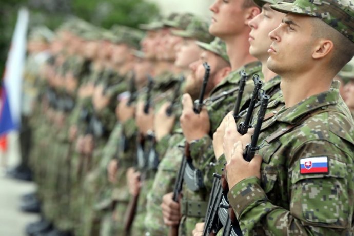 V slovenskej armáde momentálne slúži okolo 15 000 profesionálov. Ilustračné foto - MO