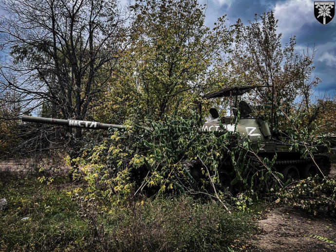 Ukoristený ruský tank T-62, ktorý jeho posádka pomenovala Nasťa