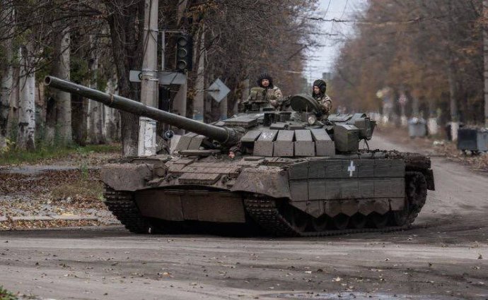 Ukrajinský tank v uliciach Bachmutu, o ktorý sa vedú momentálne najťažšie boje. Foto - Ukrajinská armáda