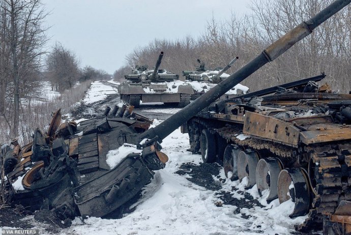Egy megsemmisített és elhagyott orosz tankoszlop az ukrajnai invázió kezdetén. Fotó – Ukrán hadsereg
