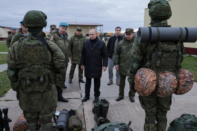 Ruskému prezidentovi ukazujú vzorových mobilizovaných vojakov. Foto - Rusko