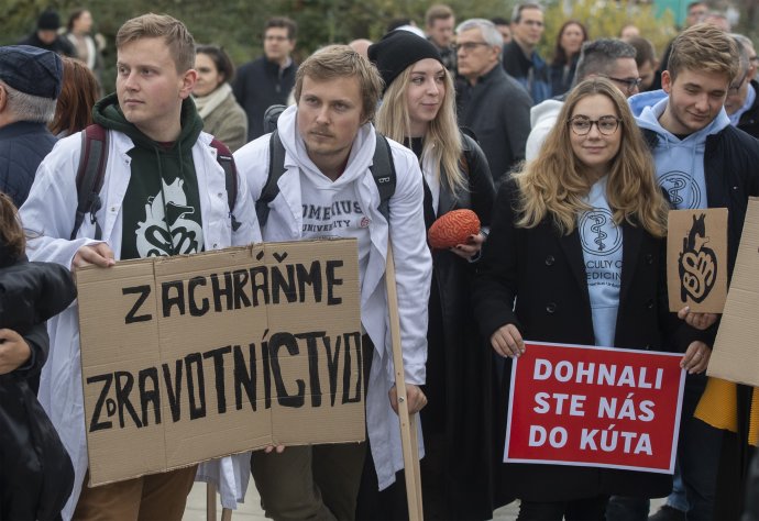 Csütörtökön Pozsonyban tüntettek az orvosok. Fotó - TASR