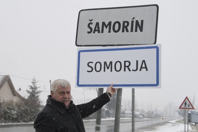 Érsek Árpád korábbi közlekedésügyi miniszter, és az első új típusú helységnévtábla Somorján. Fotó - TASR