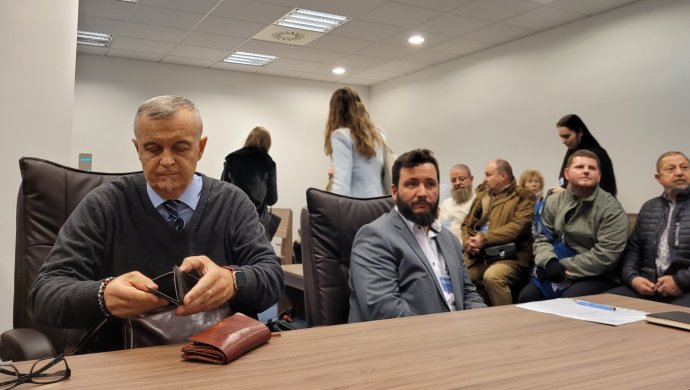 Sudca Dalibor Miľan (vľavo), vedľa advokát Peter Weis. V pozadí Štefan Harabin. Foto archív N