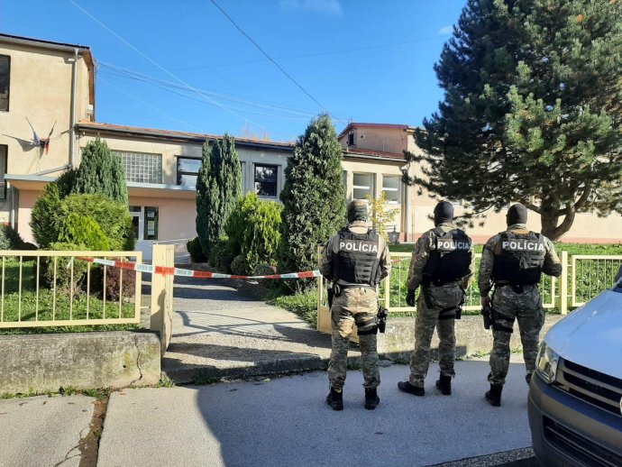 Polícia pred školou v Novákoch. Zdroj - Polícia SR - Trenčiansky kraj