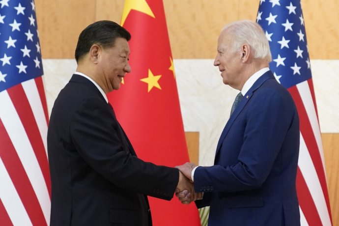 Americký prezident Joe Biden a čínsky prezident Si Ťin-pching viedli trojhodinové rokovanie pred začiatkom samitu G20. Foto - TASR/AP