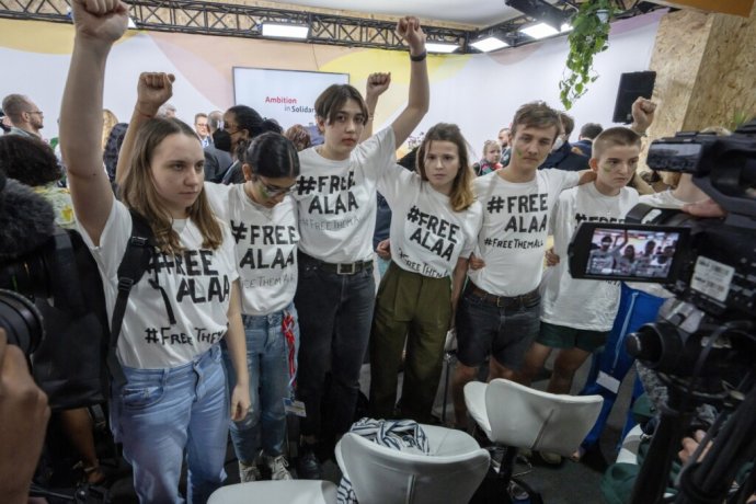 Skupina demonštrantov v tričkách s nápisom #FREEALAA žiada o prepustenie významného politického väzňa v Egypte Alaa Abdala Fattaha počas klimatického samitu OSN. Foto – TASR/AP
