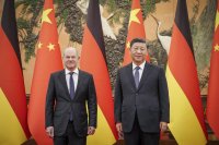 K hlavným problémom nemeckého hospodárstva patrí aj vysoká previazanosť s čínskou ekonomikou. Na snímke spolkový kancelár Olaf Scholz s čínskym prezidentom Si Ťin-pchingom. Foto - TASR/AP