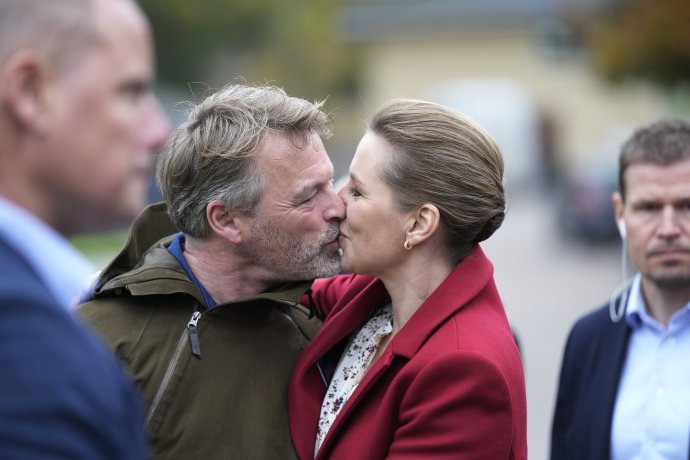 Premiérka Mette Frederiksenová po odchode z volebnej miestnosti s manželom. Foto - TASR/AP