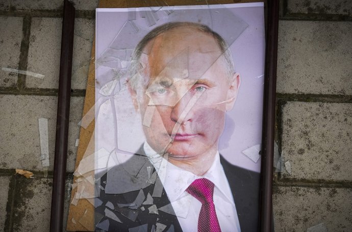Putinov portrét na zemi pri väznici v oslobodenom Chersone. Foto - TASR / AP