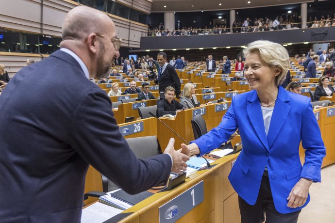 Predsedníčka Európskej komisie Ursula von der Leyenová a prezident Európskej rady Charles Michel v Európskom parlamente. Foto - TASR/AP