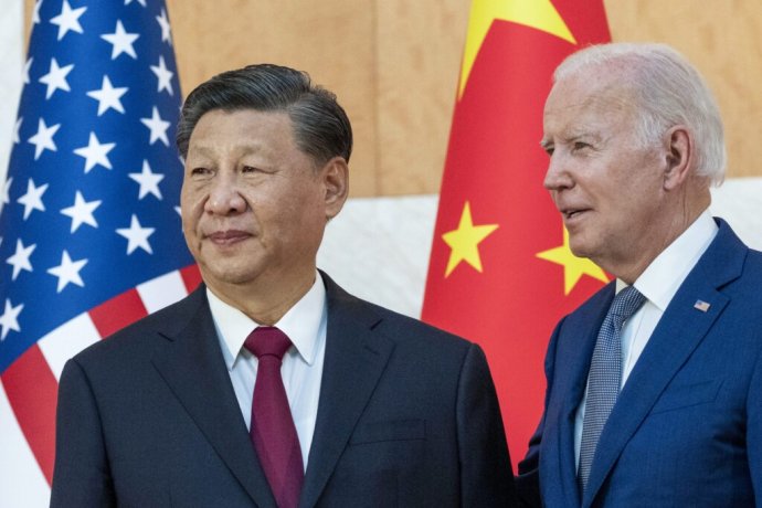 Americký prezident Joe Biden a čínsky prezident Si Ťin-pching pred začiatkom samitu G20 v novembri 2022. Foto - TASR/AP