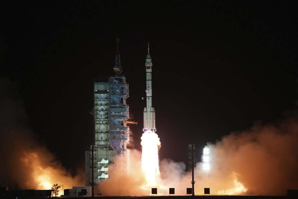 Elindult útjára a kínai Sencsou-15 űrmisszió. Fotó - TASR/AP