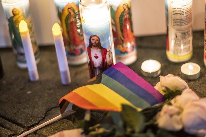 Uctenie si pamiatky obetí streľby v nočnom klube LGBTQ ľudí v meste Colorado Springs. Foto - TASR/AP