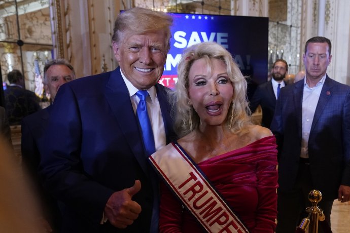 Donald Trump s fanúšičkou počas volebnej noci. Foto - TASR/AP