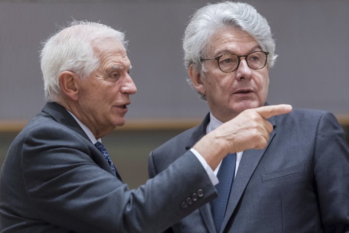 Šéf zahraničnej politiky EÚ Josep Borrell a eurokomisár pre vnútorný trh Thierry Breton. Foto - TASR/AP