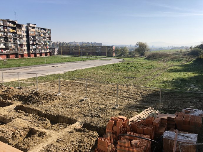Priestor na Hrebendovej ulici na Luníku IX, kde bude stáť šesť rodinných domov. Foto N - Dušan Karolyi