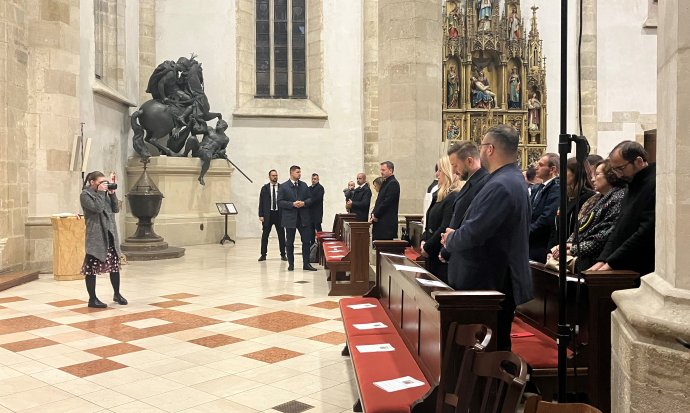 Premiér Eduard Heger, prezidentka Zuzana Čaputová a primátor Bratislavy Matúš Vallo na omši v Dóme sv. Martina. Foto - N