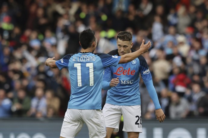 Piotr Zielinski a Hirving Lozano oslavujú gól Neapola. Foto – Alessandro Garofalo/LaPresse via AP