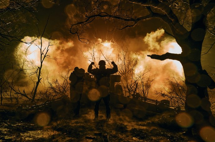 Ukrajinská húfnica počas paľby na ruské pozície pri Bachmute. Foto - TASR/AP