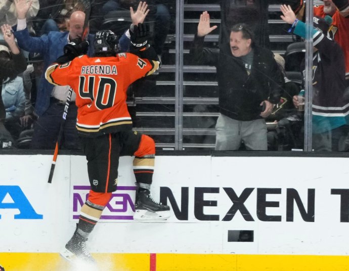 Radosť Pavla Regendu s fanúšikmi po prvom góle v NHL. Foto - TASR/AP