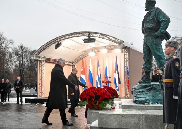 Prezident Kuby Miguel Diaz-Canel navštívil Putina a spolu v Moskve odhalili sochu Fidela Castra. Foto - TASR/AP