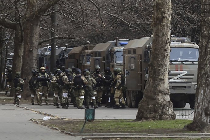 Ruskí vojaci v Chersone v marci. Foto - TASR/AP