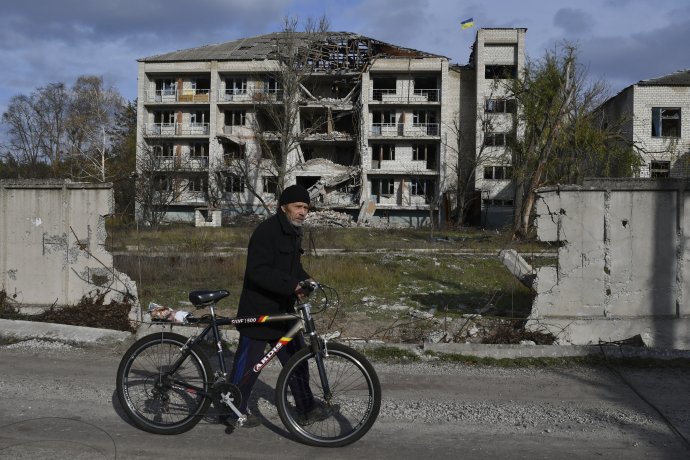 Ukrajina žiada od Rusov úplné náhrady vojnových škôd. Na fotke poškodená bytovke v dedine Ščurovo v Doneckej oblasti. Foto - tasr/ap