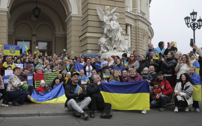 Ukrajinci v novembri 2022 oslavujú oslobodenie Chersona. Foto - TASR/AP