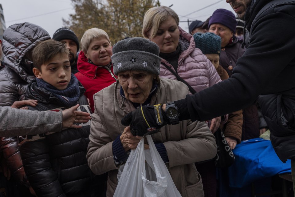 Ľudia dostávajú potraviny v oslobodenom Chersone. Foto - TASR/AP