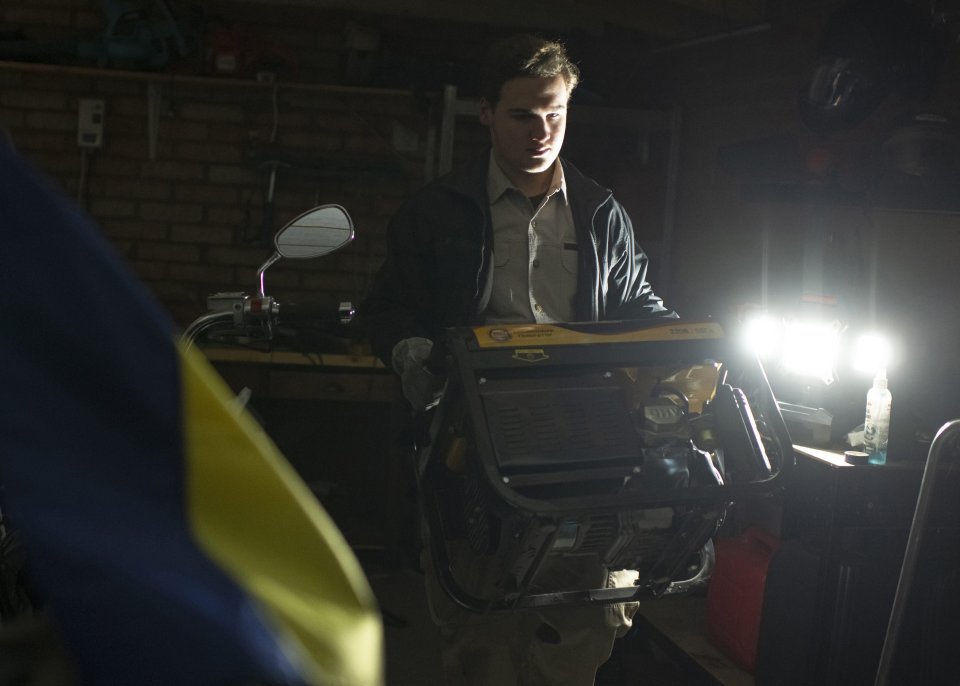 Egy helyi lakos épp egy generátort készít elő áramszünet idején Kijevben. Fotó - TASR/AP