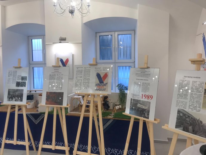 Kiállítás a bársonyos forrdalaom 33.évfordolója alkalmából a szepsi Városi Művelődési Központban. Fotó – MsKS Moldava nad Bodvou / Facebook