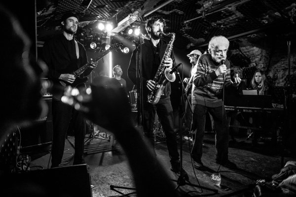 Fedor Gál strávil 17. november opäť na námestí SNP s&nbsp;mikrofónom