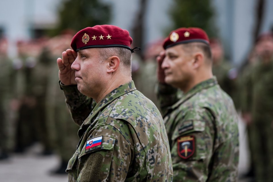 Výmena veliteľa Síl pre špeciálne operácie - vľavo nový veliteľ Jaroslav Krám, vpravo Branislav. Benka. Foto - MO