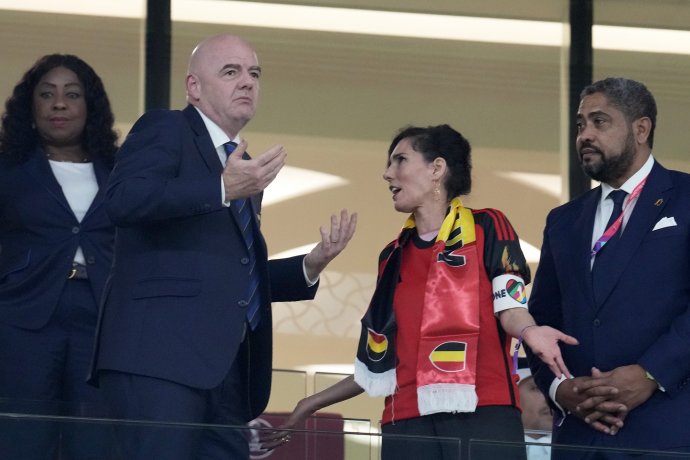 Belgická ministerka zahraničia Hadja Lahbibová (uprostred) šéfovi FIFA vysvetlila, že ona kapitánsku pásku nosiť bude. Foto - TASR/AP