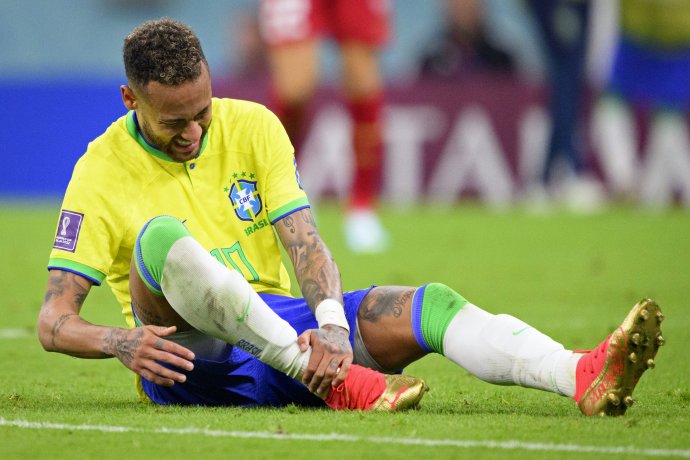 Neymar sa zranil v zápase proti Srbsku, už o ďalšie dva bol späť na ihrisku. Foto - TASR/AP