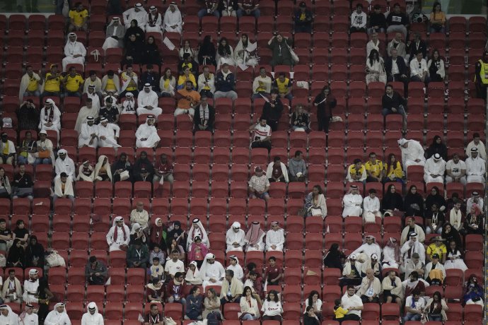 Prázdne miesta na štadióne počas zápasu. Foto - TASR/AP