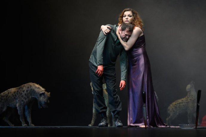 Alexander Bárta (Macbeth), Petra Vajdová (lady Macbeth). Foto - Braňo Konečný