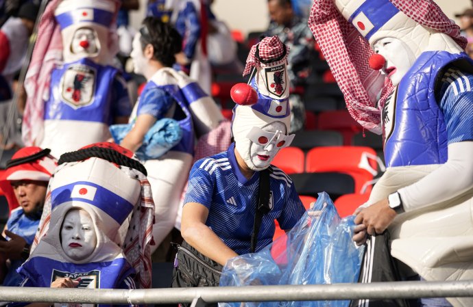 Japonskí fanúšikovia upratujú štadión na MS v Katare. Foto - TASR/AP
