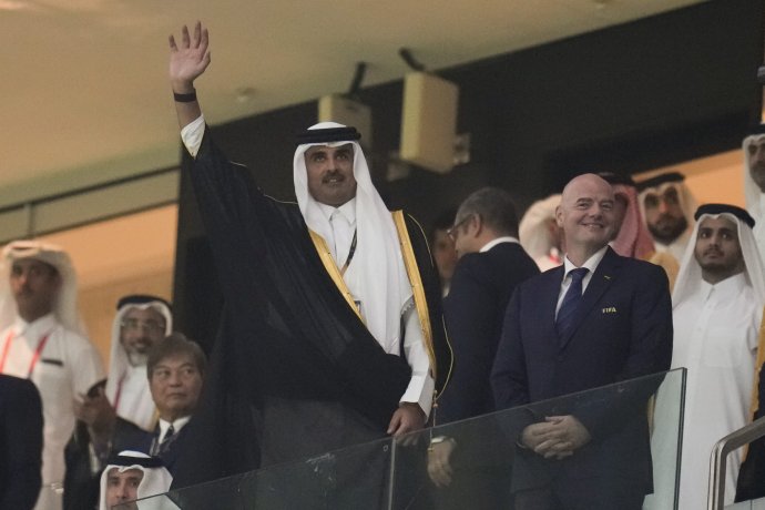 Katarský emir Tamím bin Hamad Ál Thání (vľavo) a prezident FIFA Gianni Infantino. Foto - TASR/AP